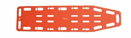 Пациент перемещает скорую помощь на носилках для оказания первой помощи рентгеновской поддержке