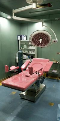 1980MM таблица кровати рассмотрения акушерской доставки 90 Deg многофункциональная электрическая гинекологическая с рицинусом